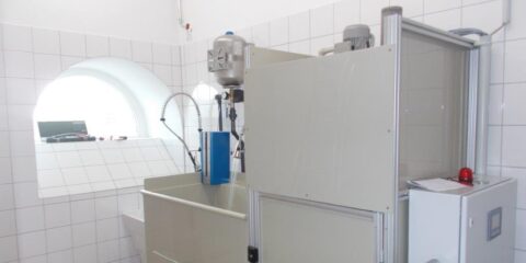 Die Emulsionsspaltanlage wird benutzt um verschmutztes Abwasser aus allen Branchen und Bereichen aufzubereiten. Sie hat einen Durchsatz von 300l pro Stunde und die Entwässerung wird mit Filtersäcken und Auffangwanne realisiert.